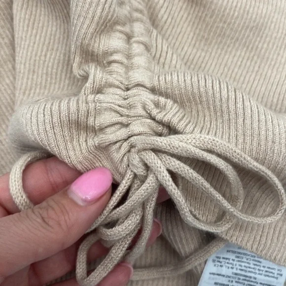 NWT Guess tan cropped long sleeve sweater XS - Picture 9 of 10